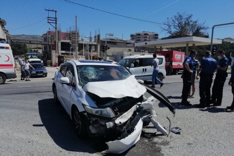 Kaza yapan ara&ccedil;tan uyuşturucu &ccedil;ıktı