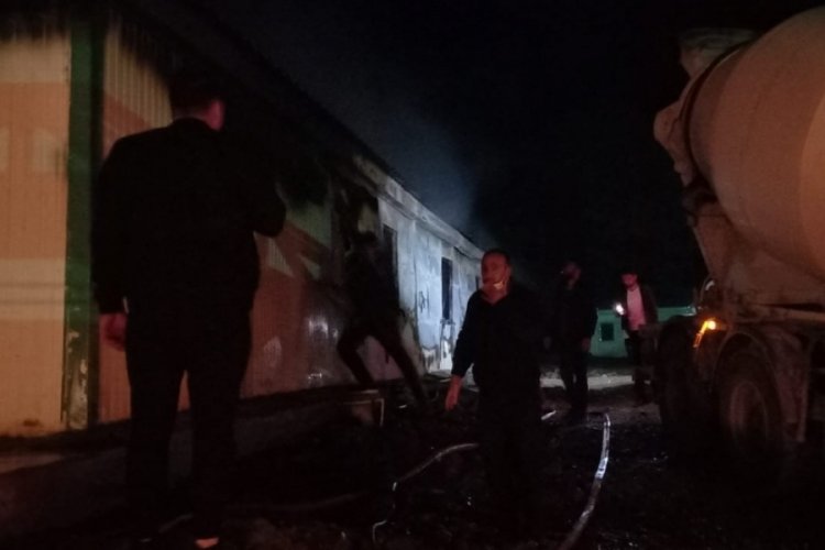 Yol inşaatında &ccedil;alışan iş&ccedil;ilerin kaldığı konteynerde yangın &ccedil;ıktı