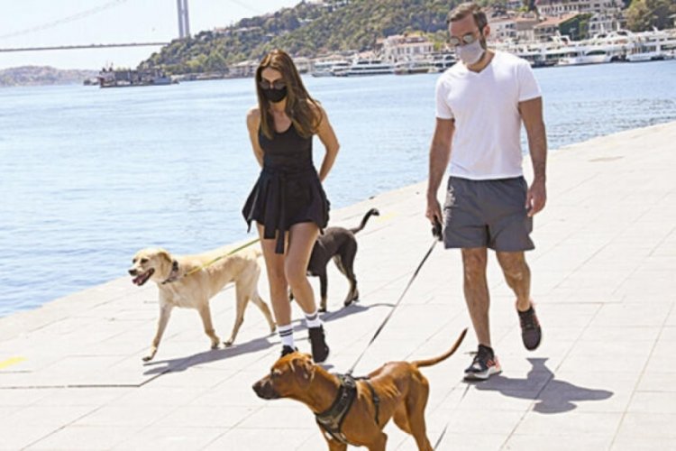 Merve Oflaz ve sevgilisi Allan Hakko sahil turunda