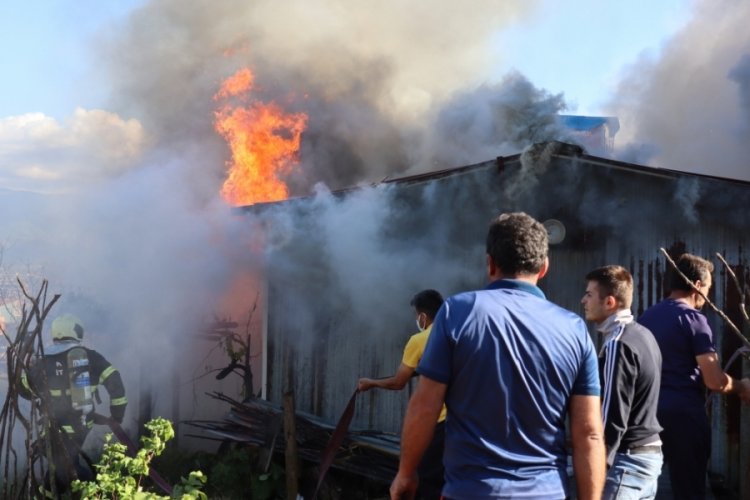 &Ccedil;akmakla oynayan 5 yaşındaki &ccedil;ocuk evi yaktı