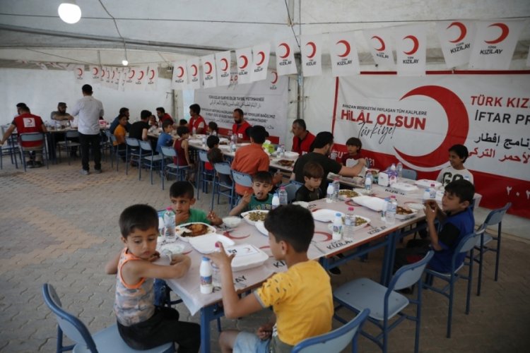 Mesut &Ouml;zil'den yetimlere iftar sofrası