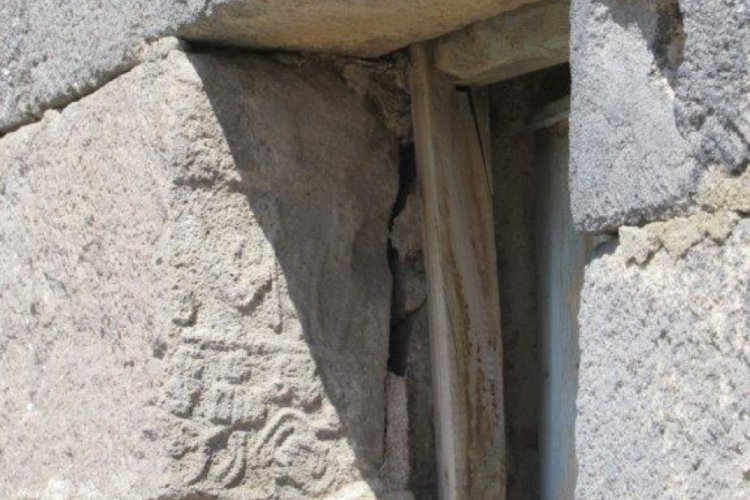 3 bin 300 yıllık yazıtı kapı s&ouml;vesi yapmışlar
