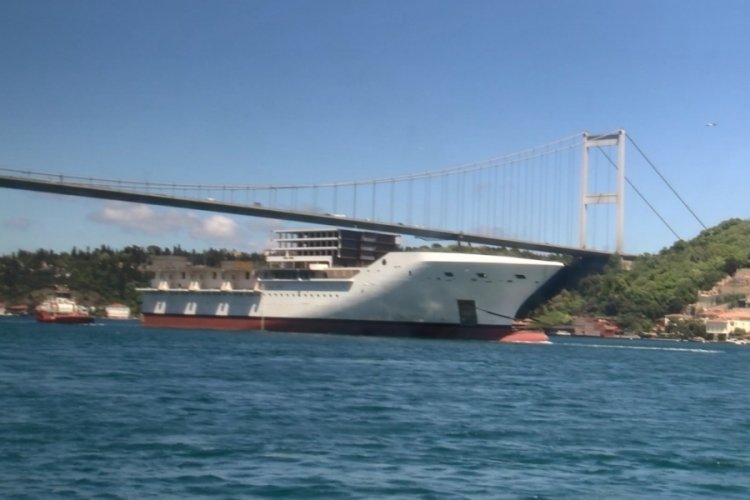 Dev geminin par&ccedil;ası İstanbul Boğazı'ndan ge&ccedil;ti