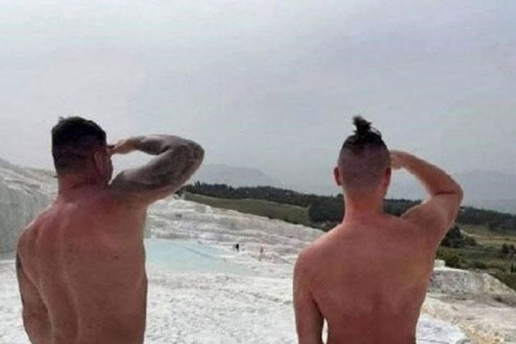 Pamukkale'de 2 erkek turistin &ccedil;ektirdiği &ccedil;ıplak fotoğrafa tepki!