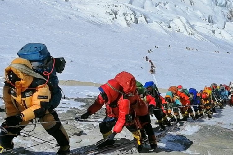 Kovid hastalarına oksijen yetiştiremeyen Nepal'den Everest'e tırmanan dağcılara 't&uuml;pleri indirin' &ccedil;ağrısı