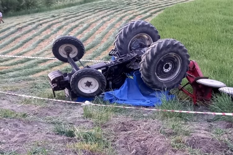Devrilen trakt&ouml;r&uuml;n altında kalan &ccedil;ift&ccedil;i hayatını kaybetti