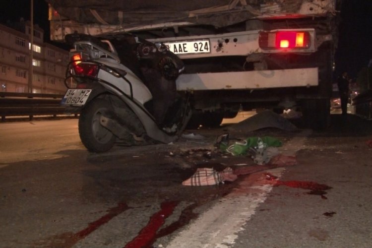Motosiklet tıra arkadan &ccedil;arptı:1 &ouml;l&uuml;, 1 yaralı