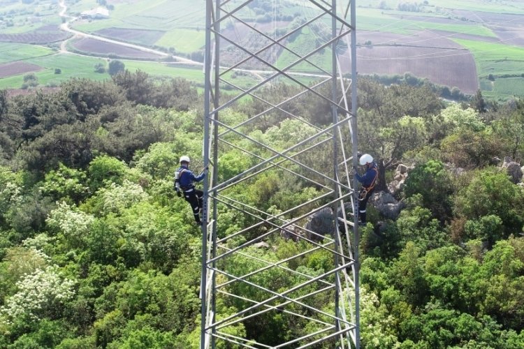 Bursa UEDAŞ ekiplerinin kırsal alandaki zorlu &ccedil;alışmaları, drone ile havadan g&ouml;r&uuml;nt&uuml;lendi
