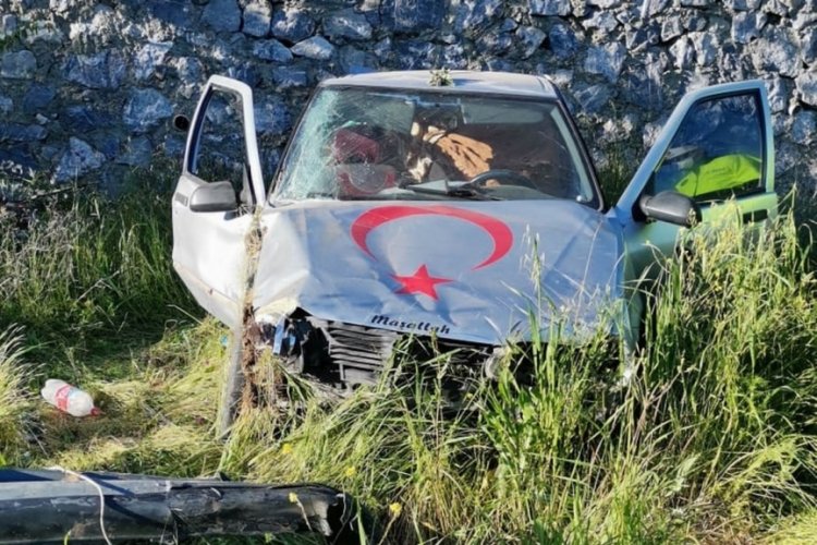 Otomobil yoldan &ccedil;ıkıp 6 metre y&uuml;kseklikten u&ccedil;tu