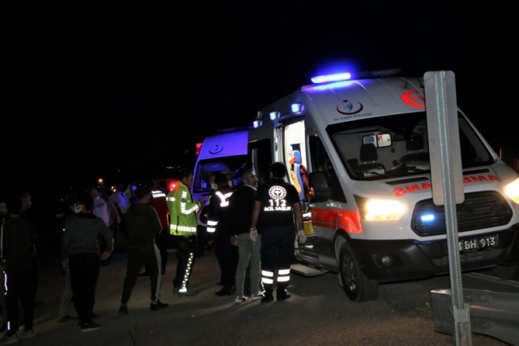 &Ccedil;arpışan ara&ccedil;lar şarampole yuvarlandı: 2'si ağır 5 yaralı