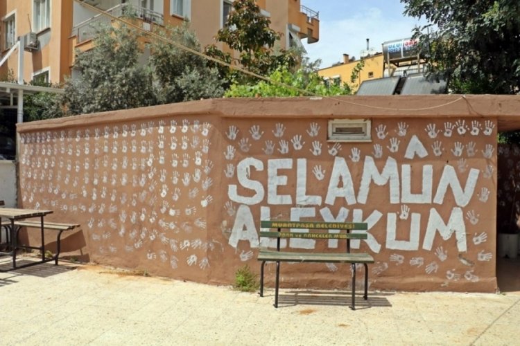 Cami duvarlarını 'selam' motifleriyle doldurdu