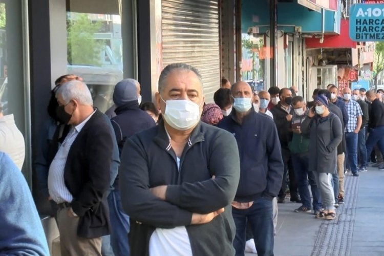 Baklavacı &ouml;n&uuml;nde metrelerce uzunlukta kuyruk