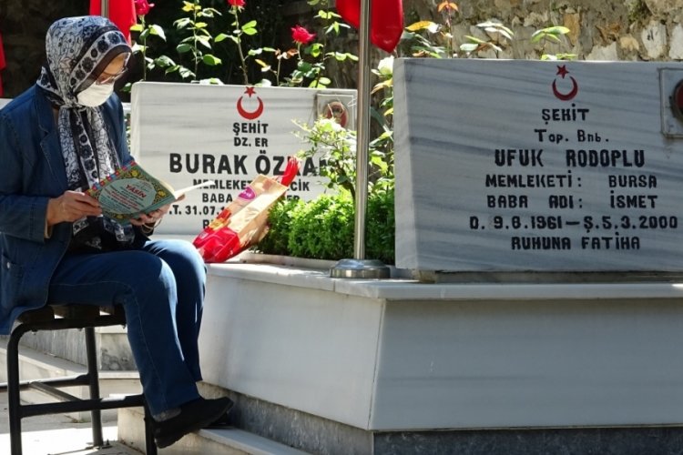 Bursa'da şehit yakınları arife g&uuml;n&uuml;nden mezarlığa koştu