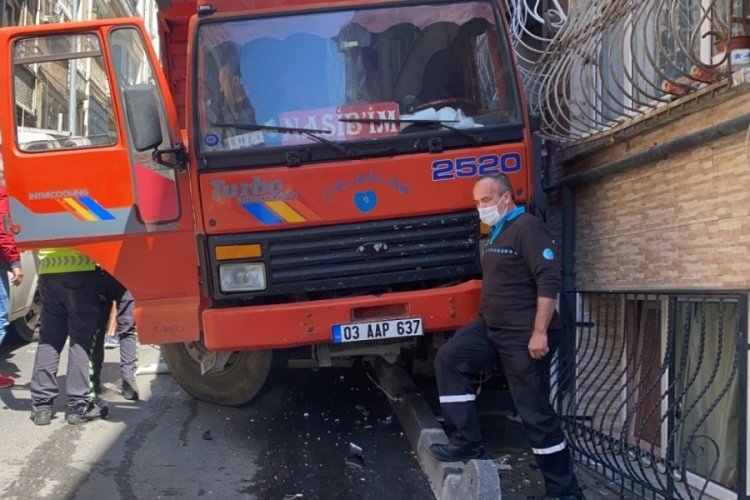 Şişli'de freni boşalan kamyonet dehşet sa&ccedil;tı