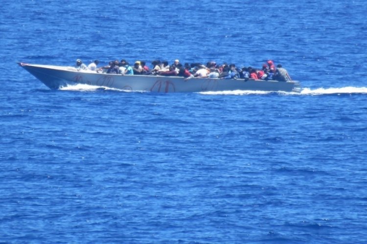 Libya açıklarında 4'ü çocuk 54 düzensiz göçmen kurtarıldı