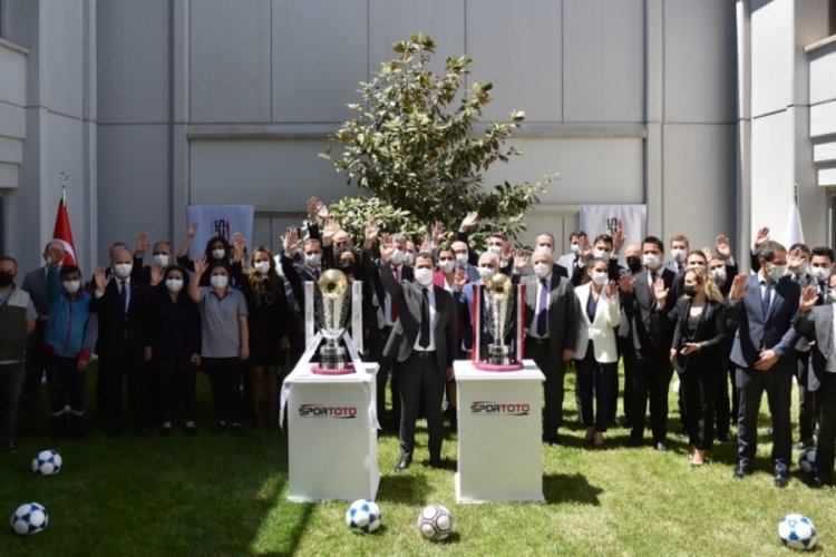 S&uuml;per Lig ve 1'inci Lig şampiyonluk kupaları tanıtıldı