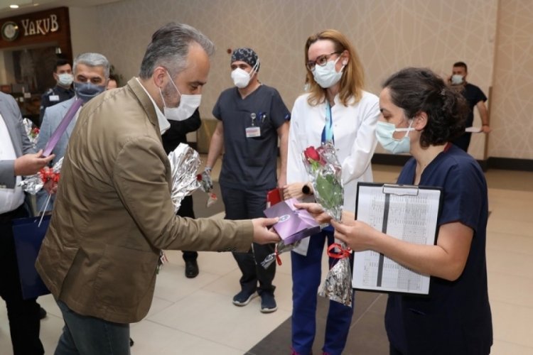 Bursa B&uuml;y&uuml;kşehir Belediye Başkanı Aktaş'tan hemşirelere karanfilli kutlama