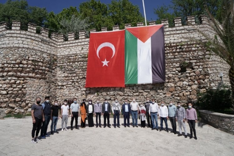 Bursa Kestel Belediyesi, Kestel Kalesi'ne Türkiye ve Filistin bayrakları astı