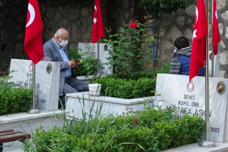 Bursa'da şehit yakınları bayramın ilk g&uuml;n&uuml;nde şehitliğe koştu