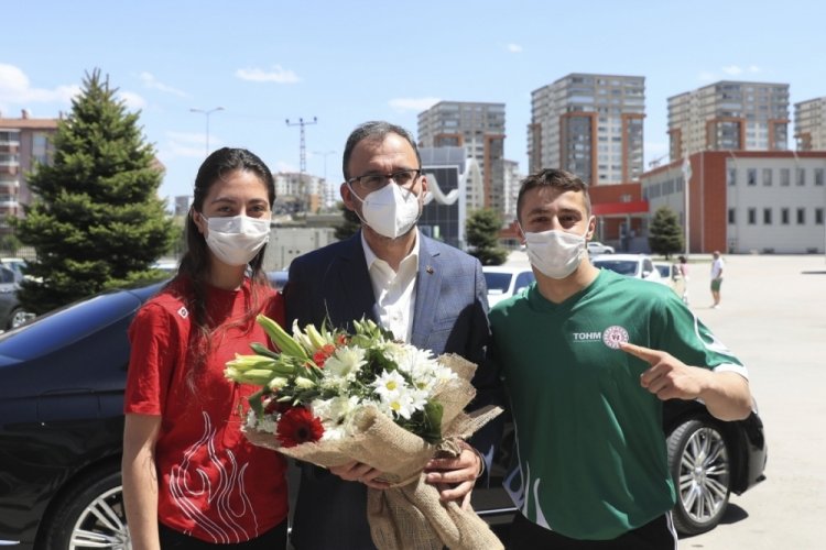 Bakan Kasapoğlu'ndan Olimpik ve Paralimpik sporculara bayram ziyareti