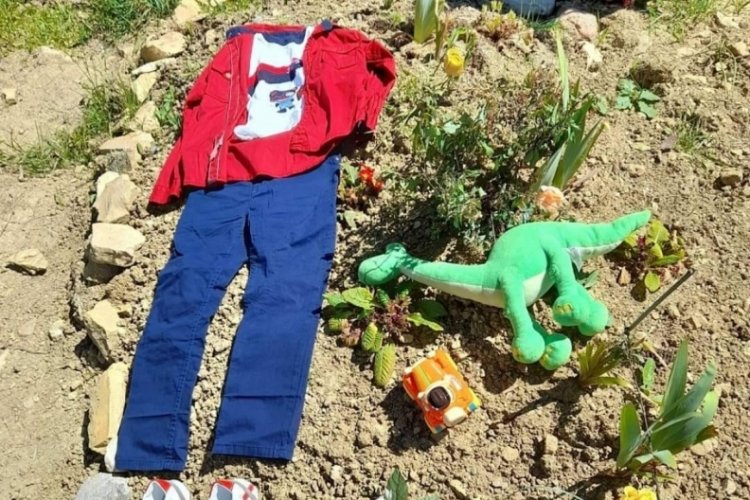 Hayatını kaybeden oğlunun bayramlıklarını, kabrine götürdü