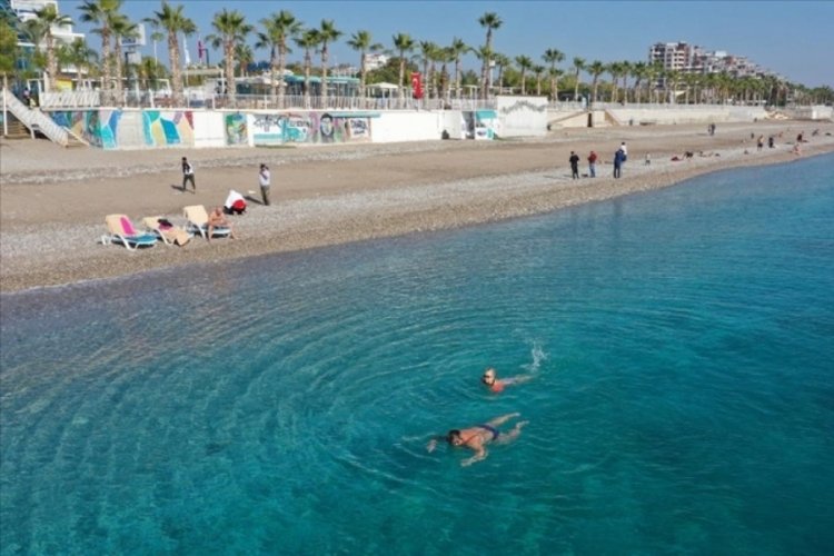 Antalya'da sahiller bayramda da turistlere kaldı