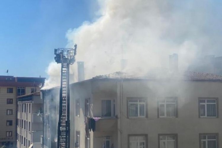 Beş katlı binanın çatısında korkutan yangın