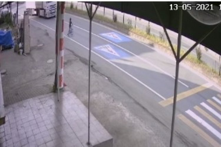K&uuml;&ccedil;&uuml;k &ccedil;ocuk bayram g&uuml;n&uuml; tırın altında kalmaktan saniyeler ile kurtuldu