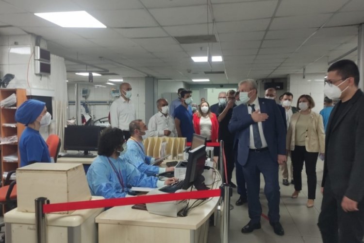 Bursa İl Sağlık M&uuml;d&uuml;r&uuml; bayram n&ouml;betindeki sağlık&ccedil;ıları yalnız bırakmadı