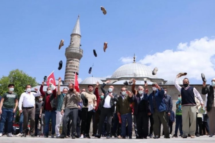 Ayakkabılarını fırlatarak İsrail'i protesto ettiler