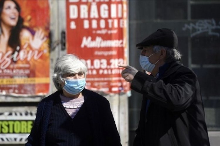 Romanya'da açık havada maske takma zorunluluğu kalkıyor