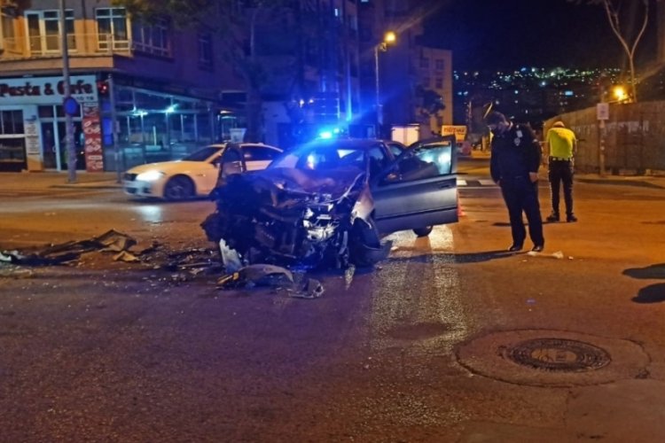 Yangına giden itfaiye aracı otomobil ile &ccedil;arpıştı: 4 yaralı