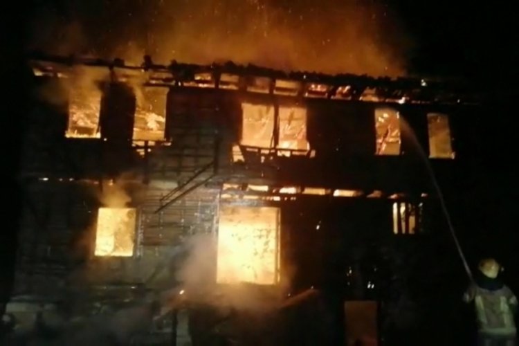 Bursa'da yangında, 2 katlı ahşap bina k&uuml;le d&ouml;nd&uuml;