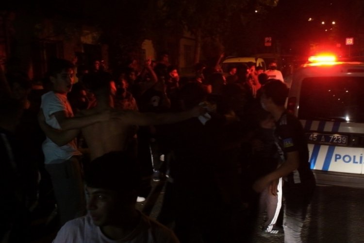 Polis coşkulu taraftarı hem tebrik etti hem uyardı