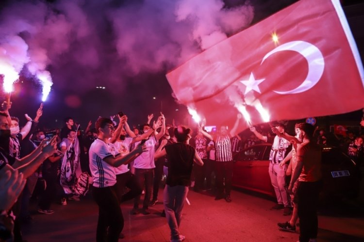 Başkent'te vir&uuml;se rağmen yoğun kalabalık