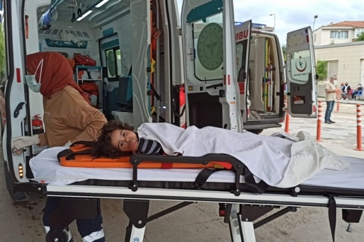 Bursa'da balkondan düşen çocuk ölümden döndü