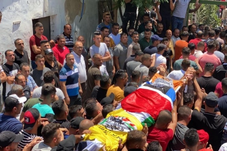 İsrail güçlerinin saldırısı sonucu ölen genç toprağa verildi