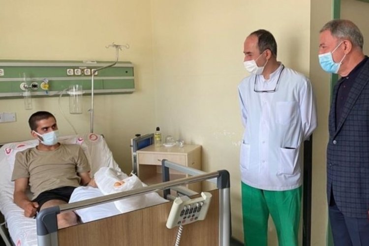 Bakan Akar, 'Pen&ccedil;e' operasyonlarında yaralanan askerleri ziyaret etti