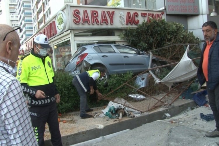 Kontrol&uuml;n&uuml; kaybeden otomobil restorana girdi
