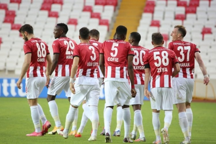 Sivasspor'da 10 futbolcunun s&ouml;zleşmesi bitiyor