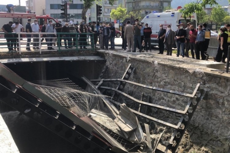 Bursa'da köprüdeki inşaat çöktü: 3 yaralı