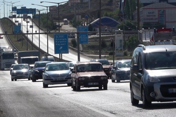 Tam kapanma sonrası 43 ilin ge&ccedil;iş noktasında trafik kilitlendi