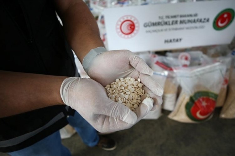 İskenderun Limanı'nda ele ge&ccedil;irilen 1072,6 kilogram uyuşturucu hap basına g&ouml;sterildi