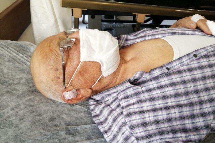 Cenazesine katıldığı kadının eşi tarafından sopayla d&ouml;v&uuml;ld&uuml;