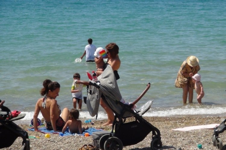 Tam kapanmadan &ccedil;ıkıp denize koştular