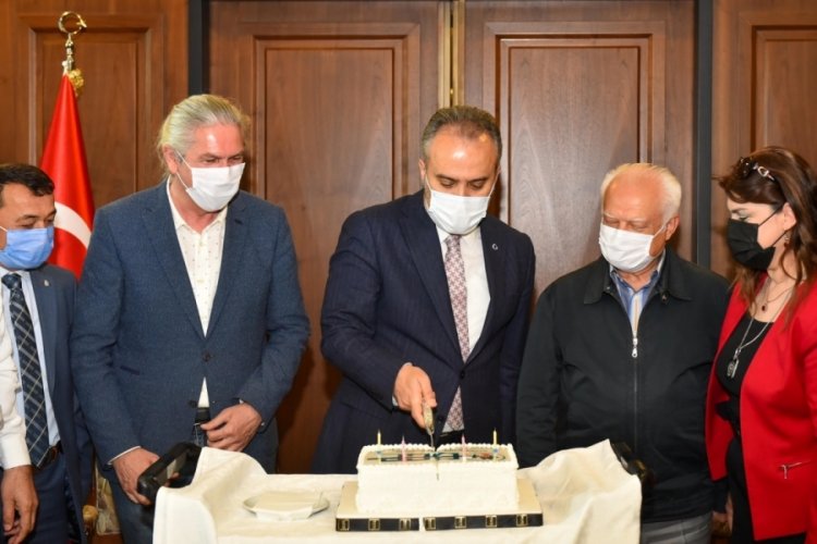 Bursa B&uuml;y&uuml;kşehir Belediye Başkanı Aktaş'a doğum g&uuml;n&uuml; s&uuml;rprizi