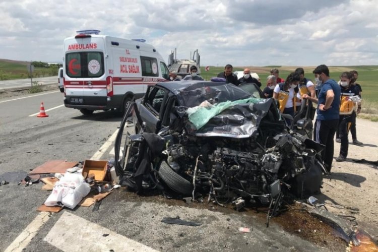 Kırıkkale'de otomobil TIR'a &ccedil;arptı: 1 &ouml;l&uuml;, 2 yaralı