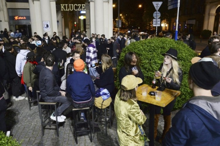 Polonya'da halk aylar sonra yeniden a&ccedil;ılan restoranların keyfini &ccedil;ıkardı