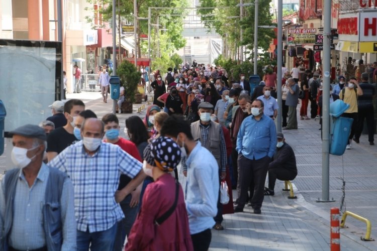 Kontrollü normalleşmede metrelerce kuyruk oluştu