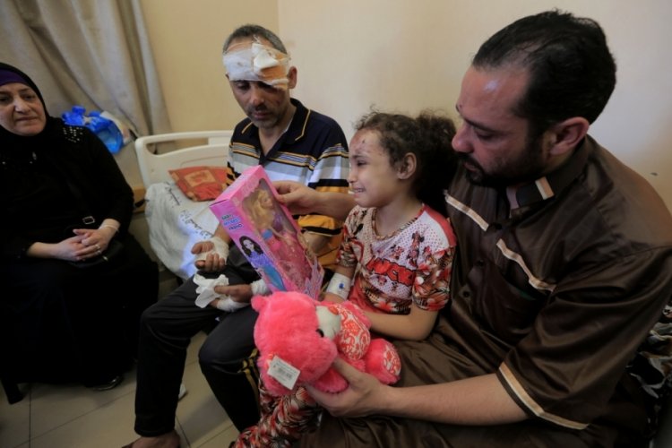 İsrail saldırısında annesini ve 4 kardeşini kaybeden Suzi, babasına kavuştu